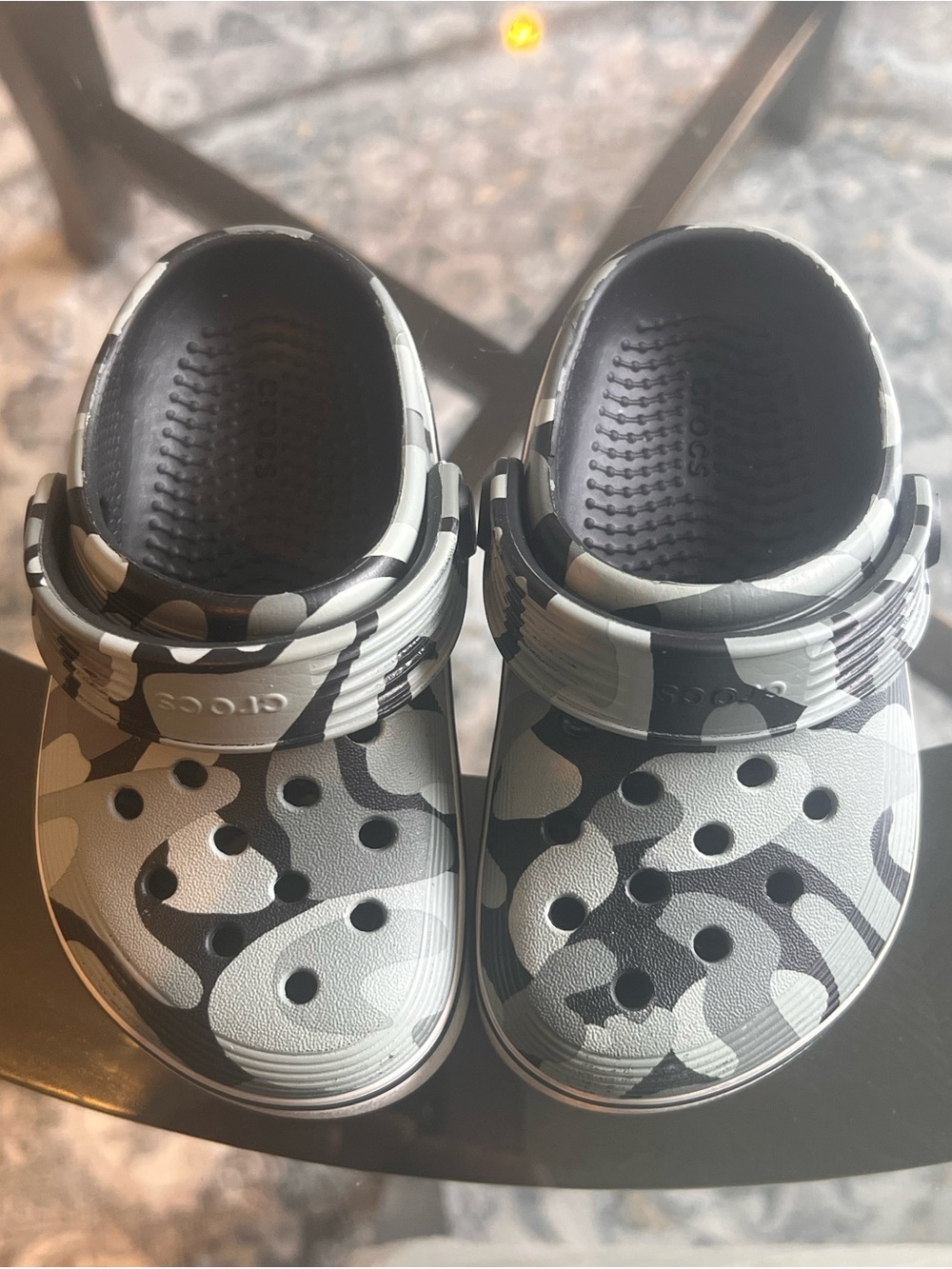 Crocs size 8C Kids Clog in green & black Camo Print